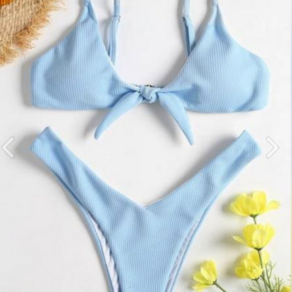 Bikinis - Picture 2 of 5